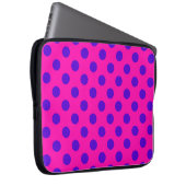 Blaue Polka-Punkte auf Fuchsia Laptopschutzhülle (Vorne Rechts)