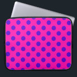 Blaue Polka-Punkte auf Fuchsia Laptopschutzhülle<br><div class="desc">Blaue Polka-Punkte auf Fuchsia</div>