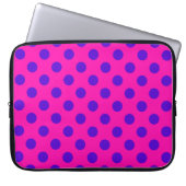 Blaue Polka-Punkte auf Fuchsia Laptopschutzhülle (Vorderseite)