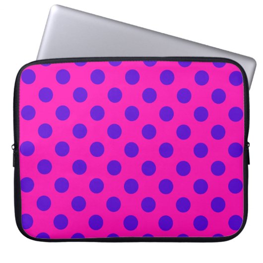 Blaue Polka-Punkte auf Fuchsia Laptopschutzhülle (Vorderseite)
