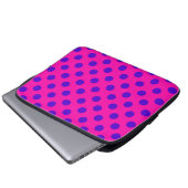 Blaue Polka-Punkte auf Fuchsia Laptopschutzhülle (Vorne Knopf)