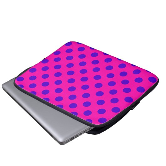 Blaue Polka-Punkte auf Fuchsia Laptopschutzhülle (Vorne Knopf)