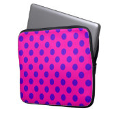 Blaue Polka-Punkte auf Fuchsia Laptopschutzhülle (Vorderseite Links)