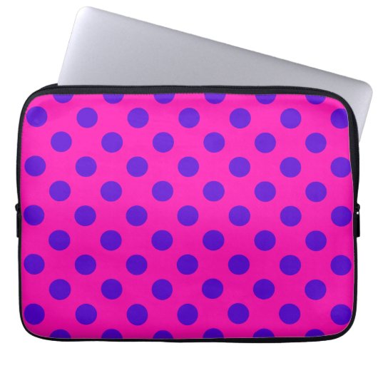 Blaue Polka-Punkte auf Fuchsia Laptopschutzhülle (Vorderseite)