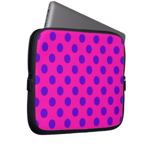 Blaue Polka-Punkte auf Fuchsia Laptopschutzhülle (Vorne Rechts)