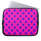Blaue Polka-Punkte auf Fuchsia Laptopschutzhülle (Vorderseite)