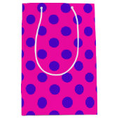 Blaue Polka-Punkte auf Fuchsia Mittlere Geschenktüte (Vorderseite)
