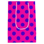 Blaue Polka-Punkte auf Fuchsia Mittlere Geschenktüte (Rückseite)