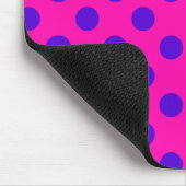 Blaue Polka-Punkte auf Fuchsia Mousepad (Ecke)
