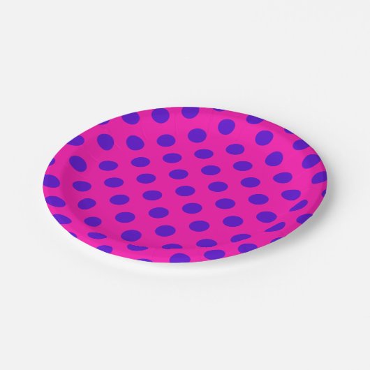 Blaue Polka-Punkte auf Fuchsia Pappteller (Schrägansicht)