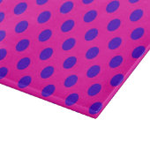 Blaue Polka-Punkte auf Fuchsia Schneidebrett (Ecke)