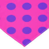 Blaue Polka-Punkte auf Fuchsia Tischdecke (Schrägansicht)
