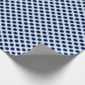 Blaue Polka-Punkte auf hellblauen Umschlagpapier Geschenkpapier (Ecke)