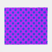 Blaue Polka Punkte auf lila Fleecedecke (Vorderseite (Horizontal))
