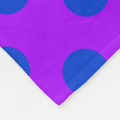Blaue Polka Punkte auf lila Fleecedecke (Ecke)