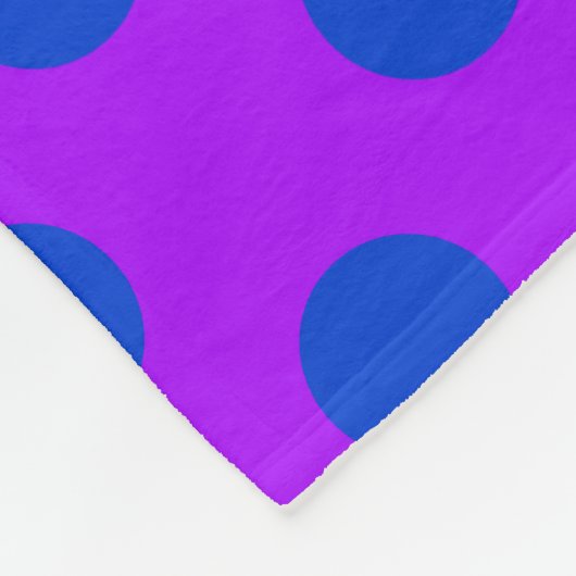 Blaue Polka Punkte auf lila Fleecedecke (Ecke)