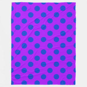 Blaue Polka Punkte auf lila Fleecedecke