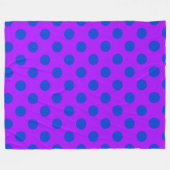 Blaue Polka Punkte auf lila Fleecedecke (Vorderseite (Horizontal))