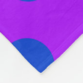 Blaue Polka Punkte auf lila Fleecedecke (Ecke)