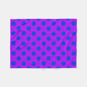 Blaue Polka Punkte auf lila Fleecedecke (Vorderseite (Horizontal))