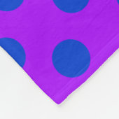 Blaue Polka Punkte auf lila Fleecedecke (Ecke)