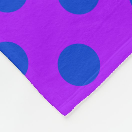 Blaue Polka Punkte auf lila Fleecedecke (Ecke)