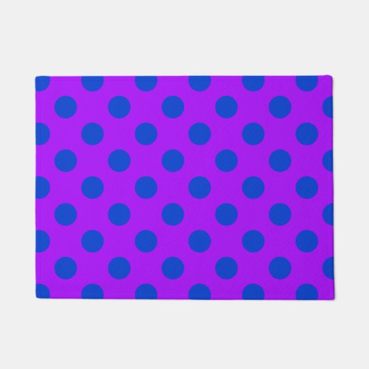 Blaue Polka Punkte auf lila Fußmatte (Vorderseite)