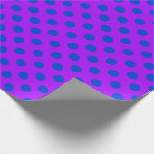 Blaue Polka Punkte auf lila Geschenkpapier (Ecke)