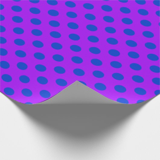 Blaue Polka Punkte auf lila Geschenkpapier (Ecke)