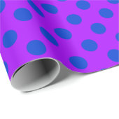 Blaue Polka Punkte auf lila Geschenkpapier (Rolleneckpunkt)
