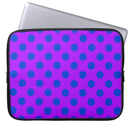Blaue Polka Punkte auf lila Laptopschutzhülle (Vorderseite)