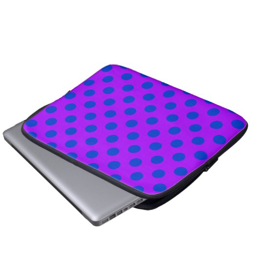Blaue Polka Punkte auf lila Laptopschutzhülle (Vorne Knopf)