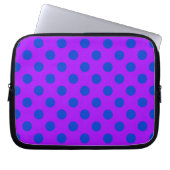 Blaue Polka Punkte auf lila Laptopschutzhülle (Vorderseite)