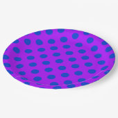Blaue Polka Punkte auf lila Pappteller (Schrägansicht)