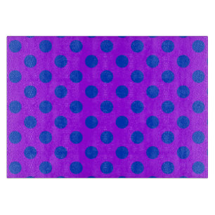 Blaue Polka Punkte auf lila Schneidebrett