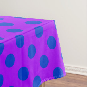 Blaue Polka Punkte auf lila Tischdecke
