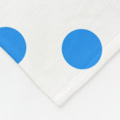 Blaue Polka-Punkte im Hintergrund Fleecedecke (Ecke)