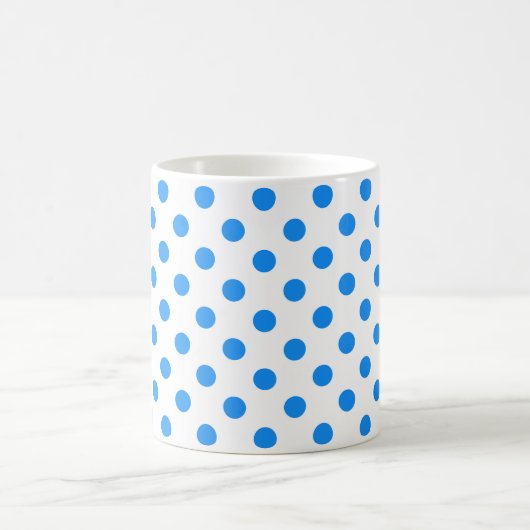 Blaue Polka-Punkte im Hintergrund Kaffeetasse (Mittel)
