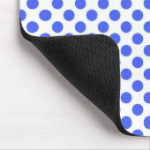 blaue Polka-Punkte in weiß Mousepad (Ecke)