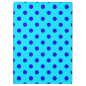 Blaue Punkte auf Cyan Musterdesign Klemmbrett (Rückseite)