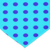 Blaue Punkte auf Cyan-Musterdesign Tischdecke (Schrägansicht)