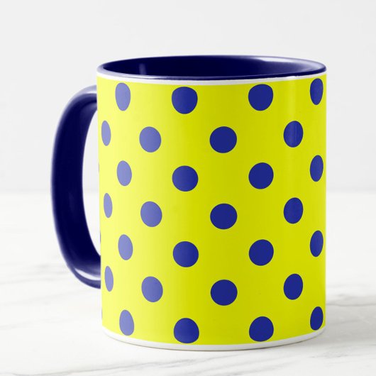 Blaue Punkte auf gelbem Musterdesign Tasse