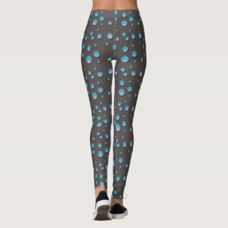 Blaue Punkte auf grauen Leggings