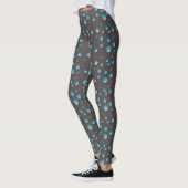 Blaue Punkte auf grauen Leggings (Links)