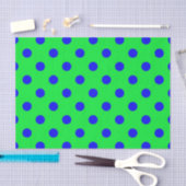 Blaue Punkte auf grünem Hintergrund Muster Design Seidenpapier (Handwerk)