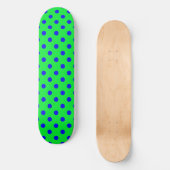 Blaue Punkte auf grünem Hintergrund Musterdesign Skateboard (Vorderseite)