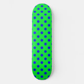 Blaue Punkte auf grünem Hintergrund Musterdesign Skateboard (Vorderseite)