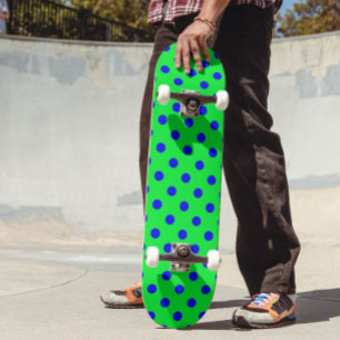 Blaue Punkte auf grünem Hintergrund Musterdesign Skateboard
