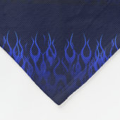 Blaue Racing Flammen auf Carbon Fibre Print Fleecedecke (Ecke)