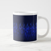 Blaue Racing Flammen auf Carbon Fibre Print Jumbo-Tasse (Rechts)